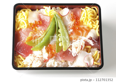 色々な具材が乗ったちらし寿司を白背景で撮影 色々な具材が乗ったちらし寿司を白背景で撮影 112701352