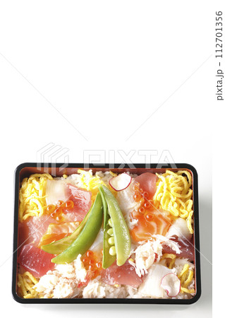 色々な具材が乗ったちらし寿司を白背景で撮影 112701356