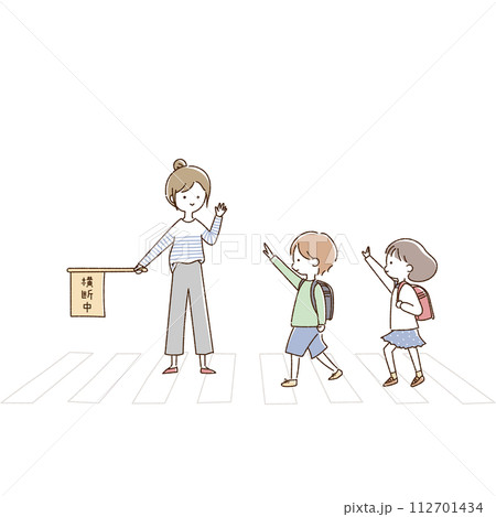 横断歩道を手を挙げて渡る小学生と見守るPTAの女性 112701434