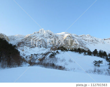 厳冬期の磐梯山(登山道から見える爆裂火口壁) 厳冬期の磐梯山(登山道から見える爆裂火口壁) 112701563