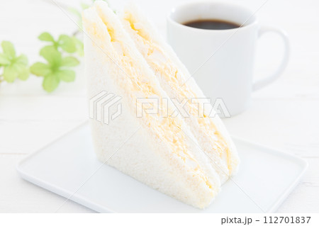 美味しいたまごサンドイッチとホットコーヒー 112701837