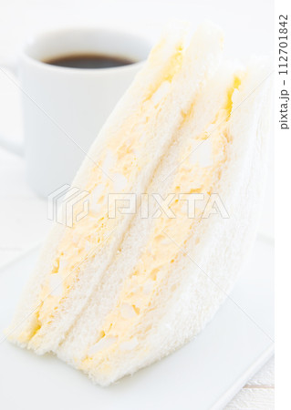 美味しいたまごサンドイッチとホットコーヒー 112701842