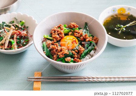 ニラと肉味噌のどんぶり 112702077