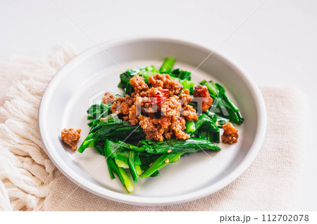 茹でニラに乗せた肉味噌 茹でニラに乗せた肉味噌 112702078