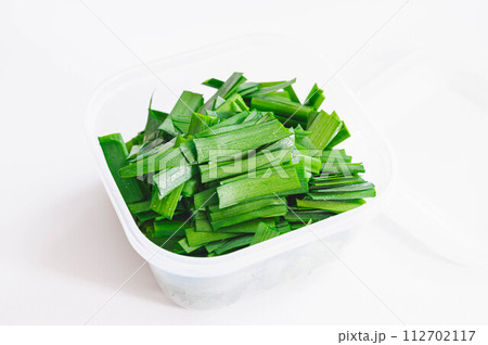 切って耐熱容器に入れたニラ 112702117