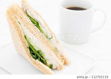 美味しいツナレタスサンドとホットコーヒー 美味しいツナレタスサンドとホットコーヒー 112702119