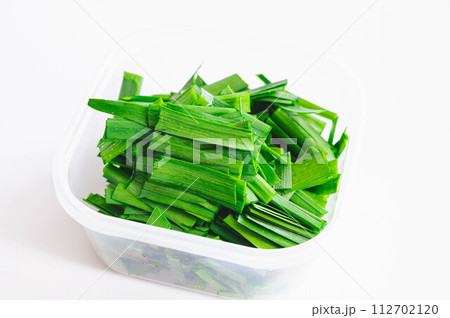 切って耐熱容器に入れたニラ 112702120