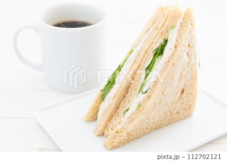 美味しいツナレタスサンドとホットコーヒー 112702121