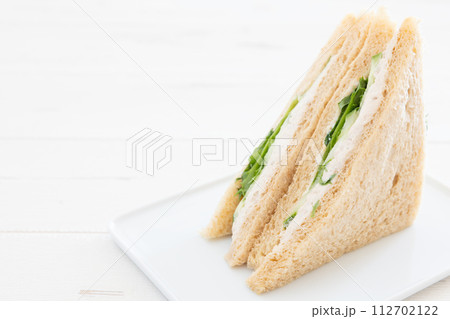 美味しいツナレタスサンド 112702122
