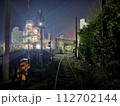 工場地帯の夜の線路 112702144