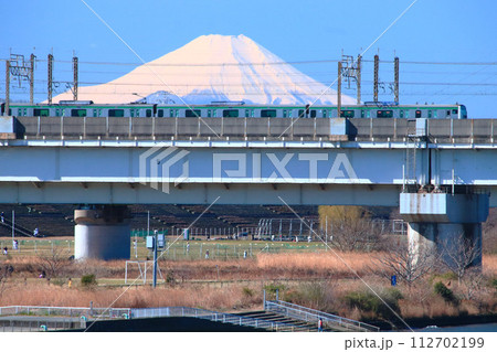 霊峰富士を仰ぎながら荒川を渡るE233系7000番台。 112702199