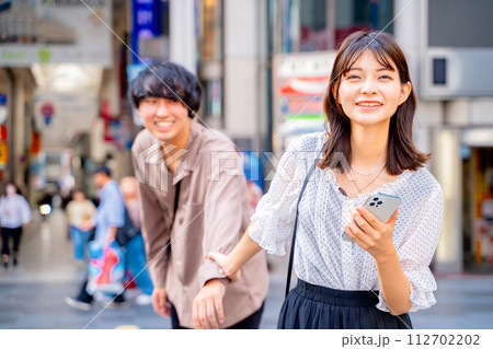 大阪観光をする若いカップル 112702202