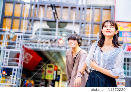 大阪観光をする若いカップル 大阪観光をする若いカップル 112702204