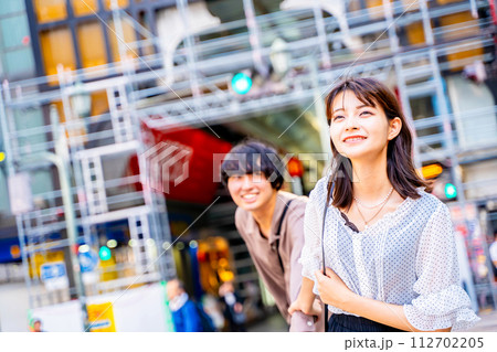 大阪観光をする若いカップル 112702205