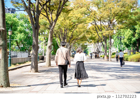 若いカップル 後ろ姿 若いカップル 後ろ姿 112702223