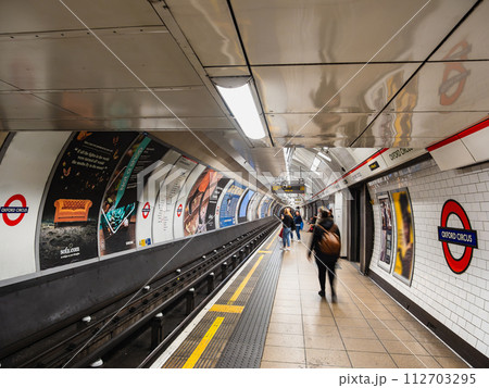 ロンドン地下鉄　オックスフォード・サーカス駅 112703295