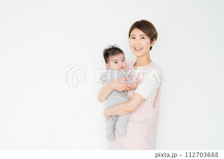 0歳の赤ちゃんを抱く保育士 112703688