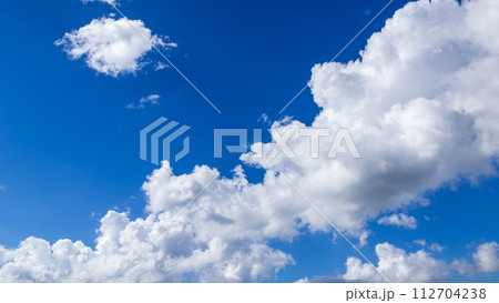 真夏の青空に流れるたくさんの雲 112704238