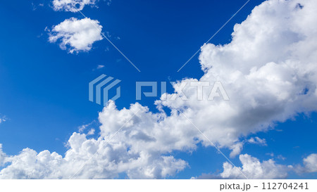 真夏の青空に流れるたくさんの雲 真夏の青空に流れるたくさんの雲 112704241