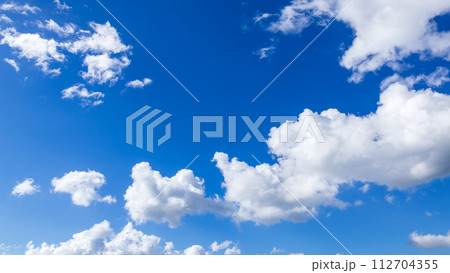真夏の青空に流れるたくさんの雲 真夏の青空に流れるたくさんの雲 112704355