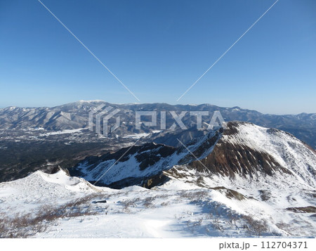 厳冬期の磐梯山(山頂直下の稜線から見える櫛ヶ峰と吾妻連峰) 厳冬期の磐梯山(山頂直下の稜線から見える櫛ヶ峰と吾妻連峰) 112704371