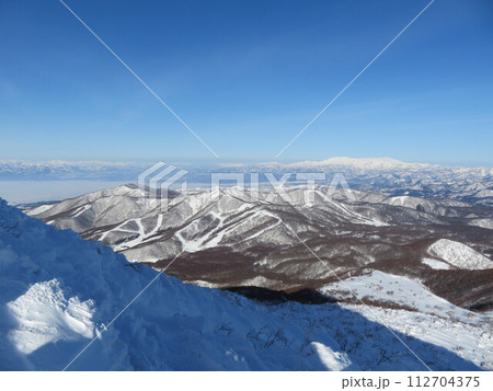 厳冬期の磐梯山(山頂直下から見える猫魔ヶ岳と飯豊山) 厳冬期の磐梯山(山頂直下から見える猫魔ヶ岳と飯豊山) 112704375