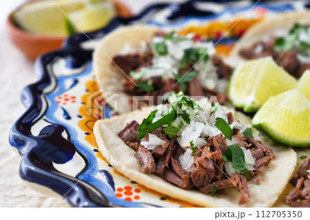 バルバコアの牛肉のタコス　Tacos de barbacoa de res 112705350