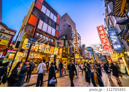 日本の横浜都市景観 3月・観光客らで賑わう横浜中華街。コロナ禍前と変わらない…希望の時代へ=15日 日本の横浜都市景観 3月・観光客らで賑わう横浜中華街。コロナ禍前と変わらない…希望の時代へ=15日 112705891