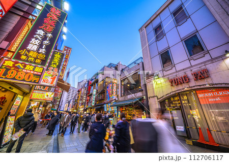 日本の横浜都市景観 3月・観光客らで賑わう横浜中華街。コロナ禍前と変わらない…希望の時代へ＝15日 112706117