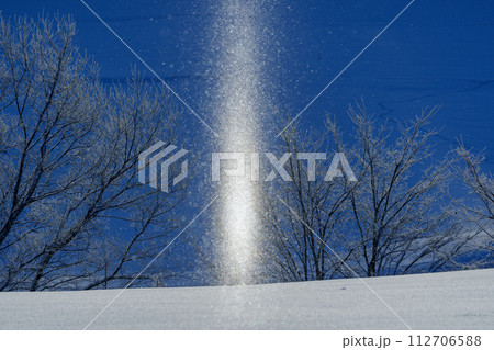 ダイヤモンドダスト・サンピラーの煌き　冬の北海道の絶景 112706588