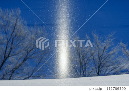 ダイヤモンドダスト・サンピラーの煌き　冬の北海道の絶景 112706590