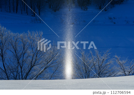 ダイヤモンドダスト・サンピラーの煌き　冬の北海道の絶景 112706594