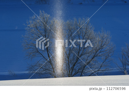 ダイヤモンドダスト・サンピラーの煌き　冬の北海道の絶景 112706596