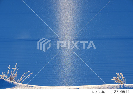 ダイヤモンドダスト・サンピラーの煌き　冬の北海道の絶景 112706616