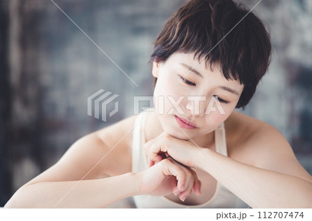 若い女性のビューティーイメージ 112707474