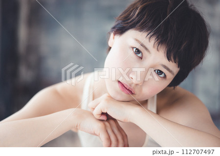 若い女性のビューティーイメージ 若い女性のビューティーイメージ 112707497