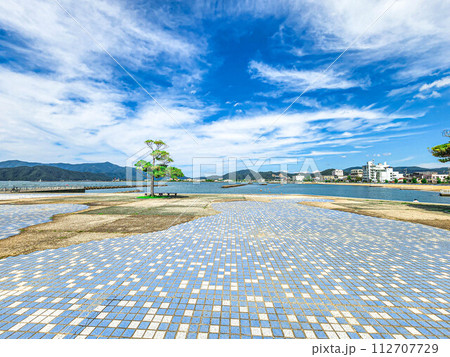 青空が広がる田舎の風景 112707729