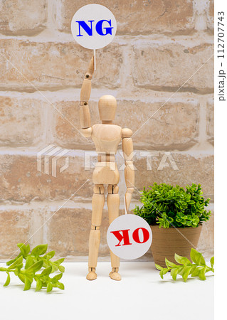 NGのプレートを上げるデッサン人形 112707743