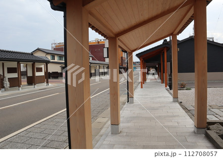 新潟県糸魚川市本町 雁木通り商店街 新潟県糸魚川市本町 雁木通り商店街 112708057