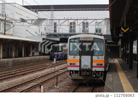 糸魚川駅に停車するJR大糸線とえちごトキめき鉄道日本海ひすいラインの列車 糸魚川駅に停車するJR大糸線とえちごトキめき鉄道日本海ひすいラインの列車 112708063