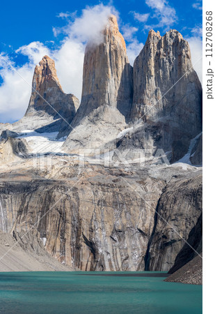 Majestic Mountain Peaks Above a Serene Turquoise Lake 112708268