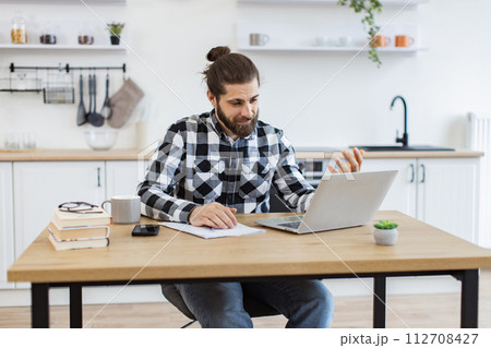Proficient consultant receiving online conference call using technologies. 112708427