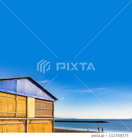 日本 の 海水浴場 と 海の家 【 夏 の ビーチ の イメージ 】 日本 の 海水浴場 と 海の家 【 夏 の ビーチ の イメージ 】 112708575