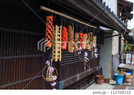 初春の竹原市,雨上がりの町並み保存地区(広島県竹原市) 112709318
