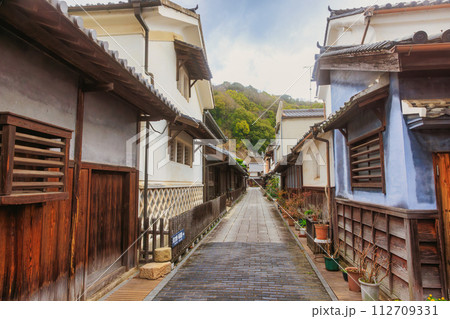 初春の竹原市,雨上がりの町並み保存地区(広島県竹原市) 112709331