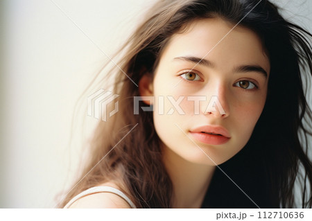 ナチュラルメイクな女性のポートレート ナチュラルメイクな女性のポートレート 112710636