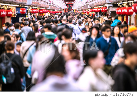 日本の東京都市景観 大混雑…脅威の人出…コロナ禍前をこえる外国人観光客で賑わう浅草寺=3月17日 日本の東京都市景観 大混雑…脅威の人出…コロナ禍前をこえる外国人観光客で賑わう浅草寺=3月17日 112710778