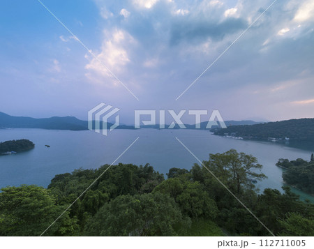 台湾・高台から望む日月潭と周辺の山々 / Sun Moon Lake, Taiwan 台湾・高台から望む日月潭と周辺の山々 / Sun Moon Lake, Taiwan 112711005