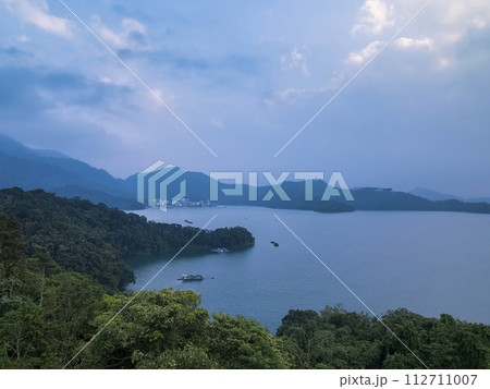 台湾・高台から望む日月潭と周辺の山々 / Sun Moon Lake, Taiwan 112711007