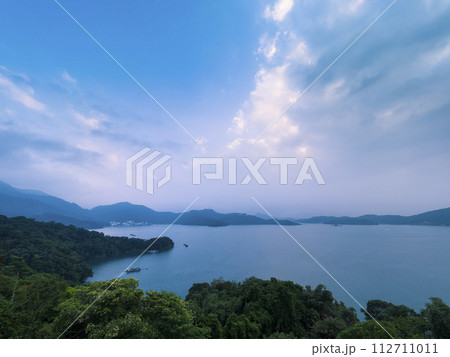 台湾・高台から望む日月潭と周辺の山々 / Sun Moon Lake, Taiwan 台湾・高台から望む日月潭と周辺の山々 / Sun Moon Lake, Taiwan 112711011